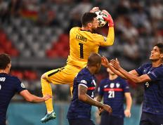 乐鱼体育-包含法国网球队完胜德国网球队，西西帕斯高光表现的词条